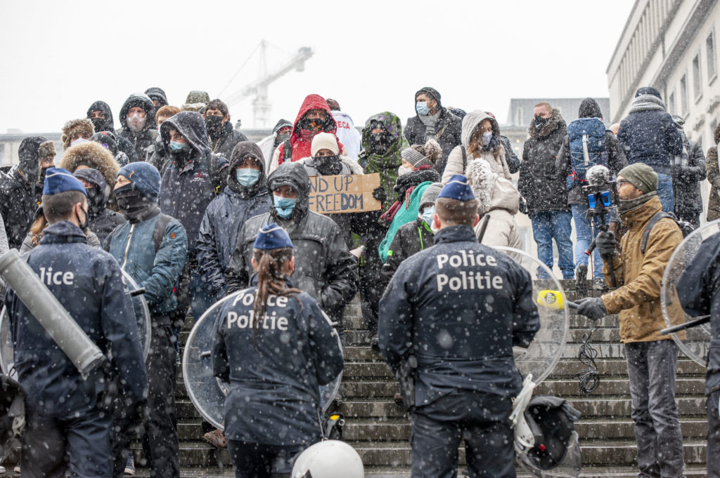 Les manifestants encerclés par la police au Mont des Arts - Photo : Dominique Botte