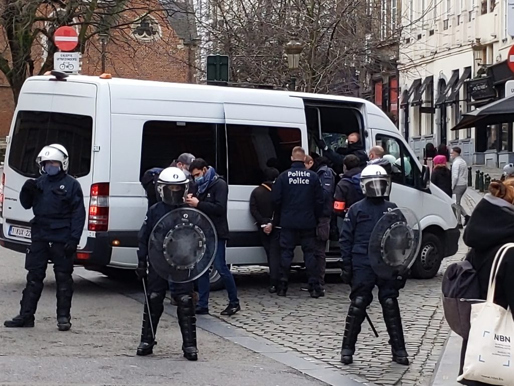 violences policières manifestation cellule bruxelles 24 janvier Etterbeek police coups témoignage