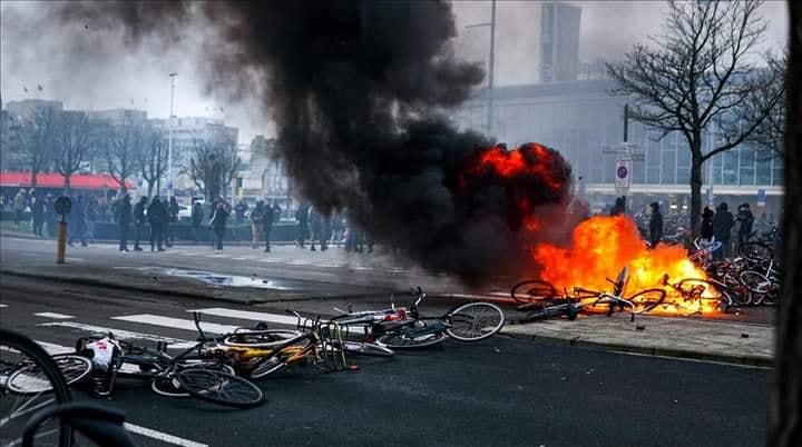 Rotterdam police couvre-feu émeutes commissariat incendie commerces pillés arrestations