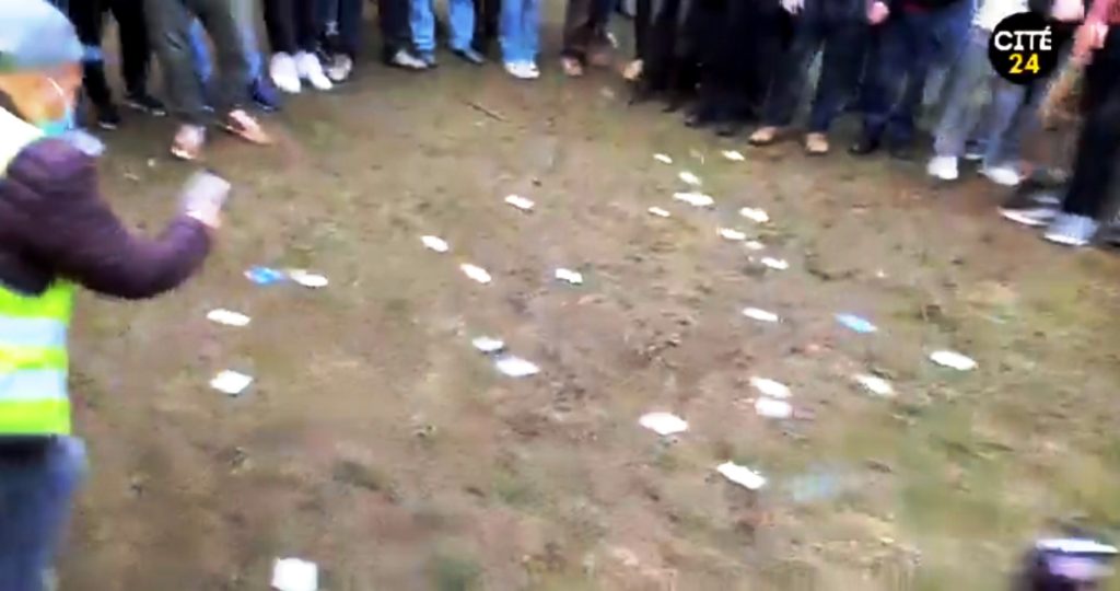 Les cartes d'identités des étudiants jetés par terre, en solidarité avec les sans-papiers.