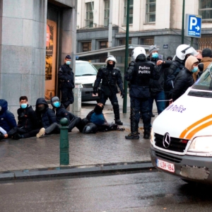 police bouse cheval bruxelles policiers masque arrestation journaliste Cité24 humiliation