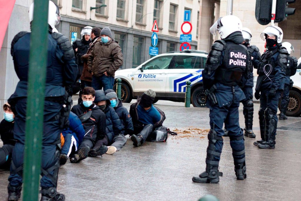 police bouse crottin cheval bruxelles policiers masque arrestation journaliste Cité24 humiliation