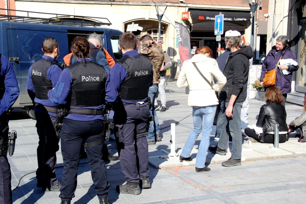 Contrôle de police au rassemblement Mask Task Force à Nivelles - Photo : Frédéric Flammerant.