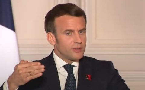 Emmanuel Macron covid crise sanitaire mesures santé publique France coronavirus pandémie épidémie masque police