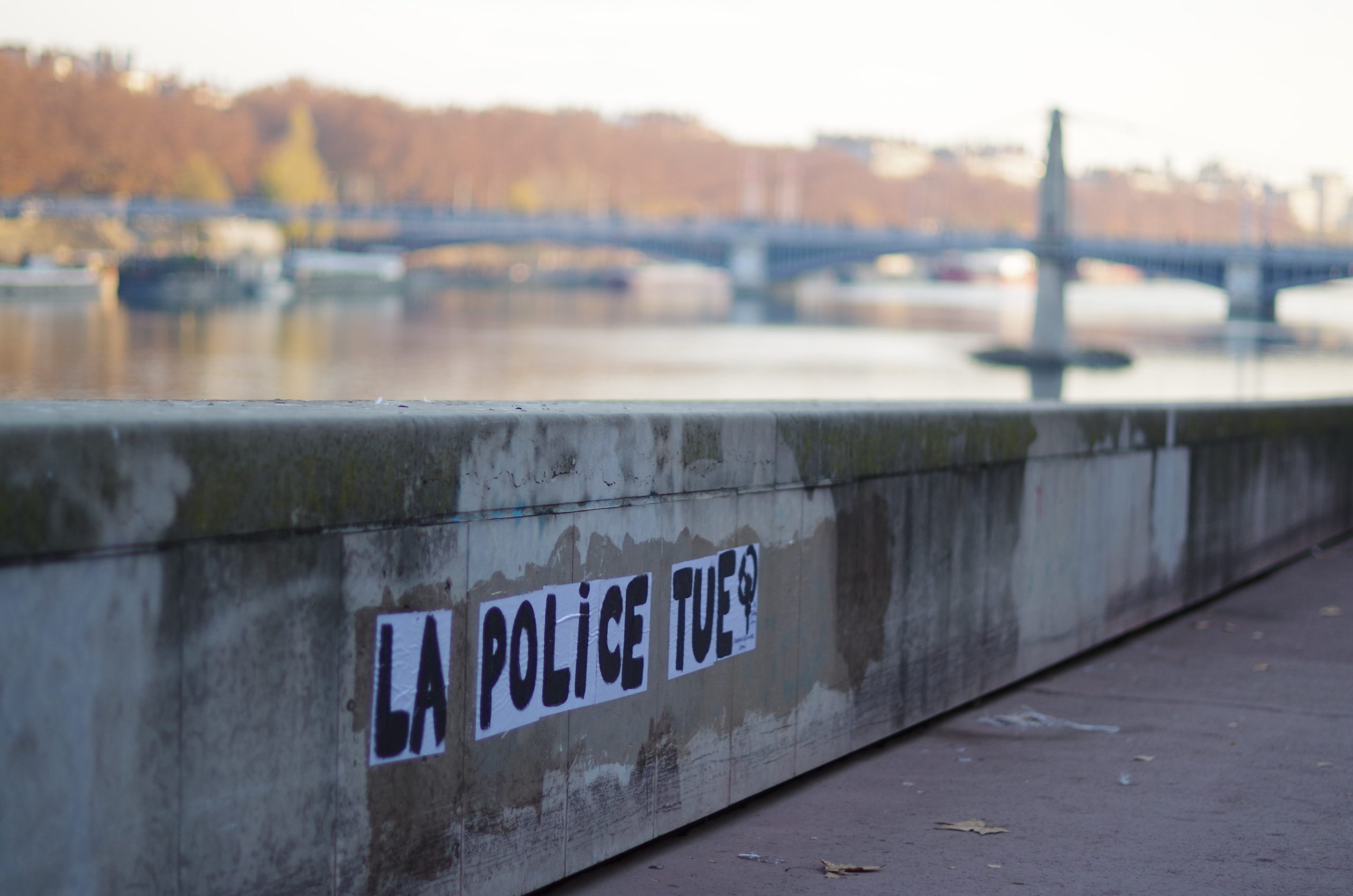 Message 'la police tue' à Lyon (France) en novembre 2020 violences policières