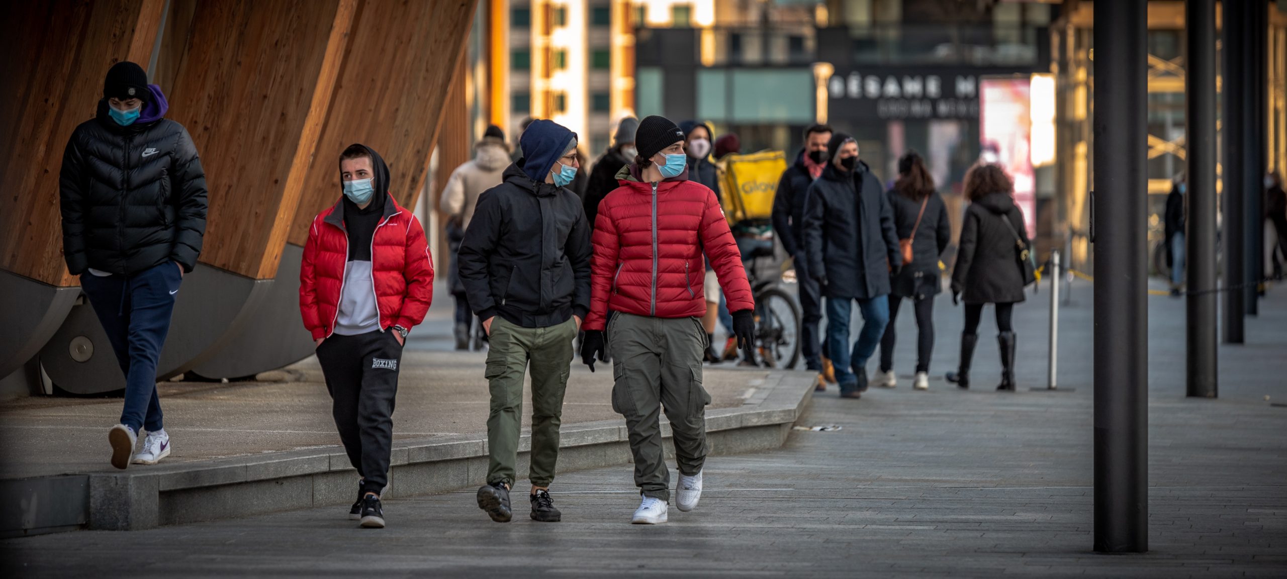Passants dans la rue en temps de covid Siensano Belgique Bruxelles Wallonie Flandre coronavirus pandémié épidémie incidence contamination