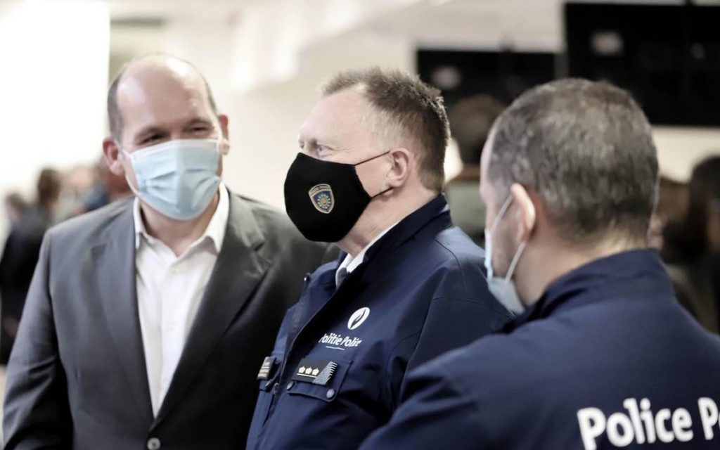 Philippe Close bourgmestre de Bruxelles avec des policiers de la zone de Bruxelles Belgique violences policières