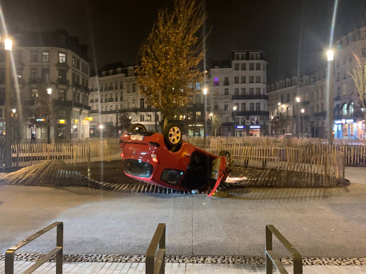 Une voiture totalement retournée, les quatre roues en l'air (place Anneessens, Bruxelles)