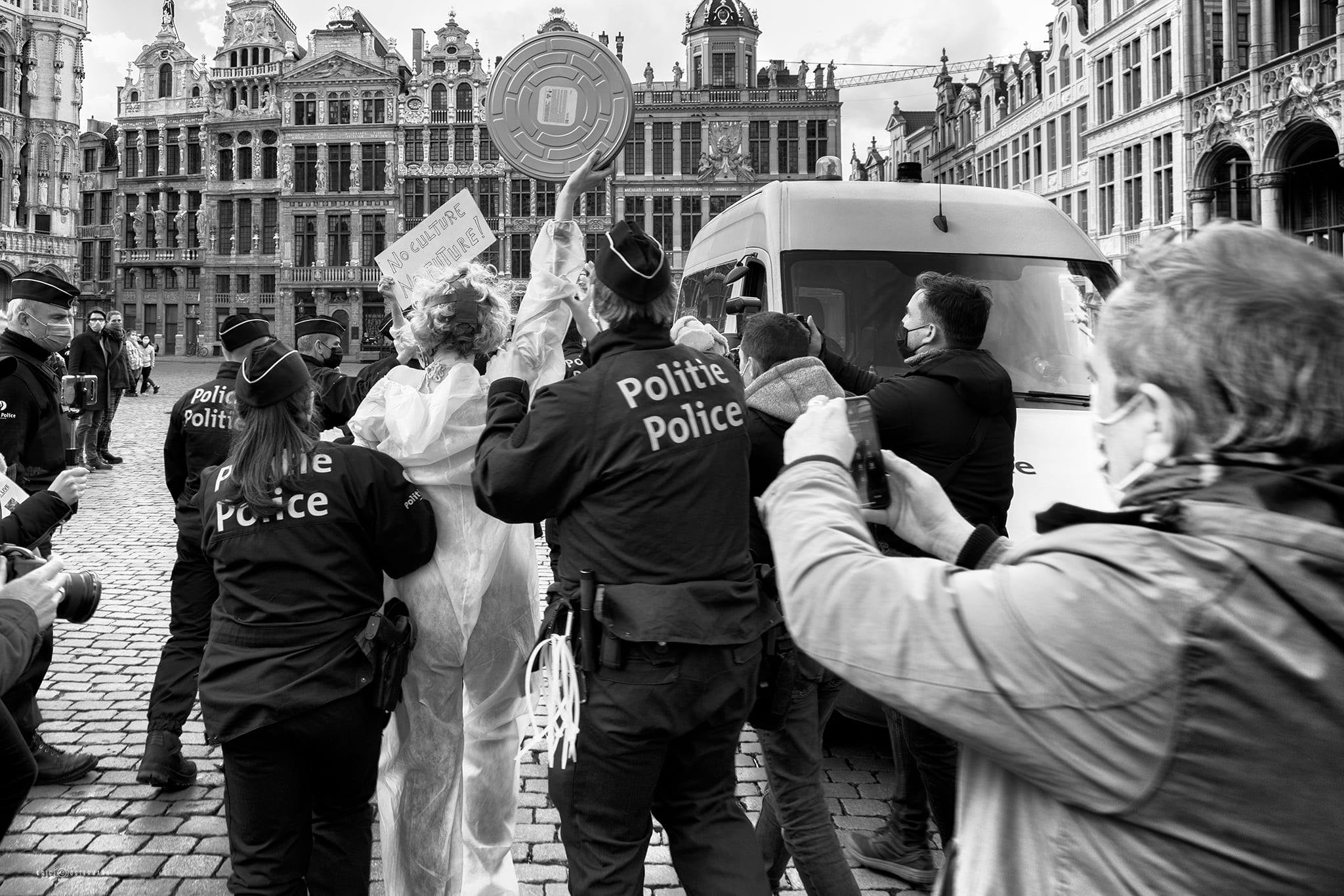 arrestation police artistes Still standing for culture (14 mars à la grand-place de Bruxelles)