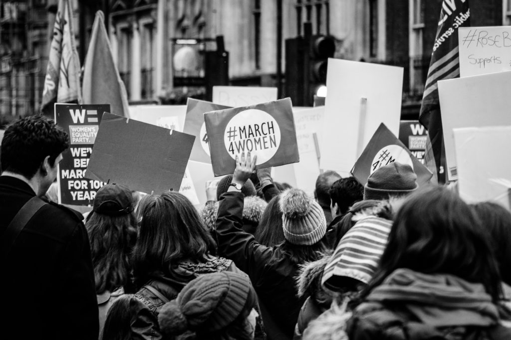 manifestation féministe 8 mars France Paris féminicide violences sexuelles sexistes agression Dupond-Moretti Gérald Darmanin ministre Macron