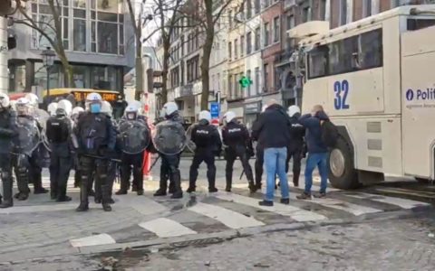 La police de Liège intervient contre certains manifestants du secteur culturel ce 13 mars