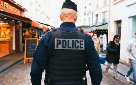 Paris : un policier a abattu un homme, disant qu'il avait été agressé au couteau