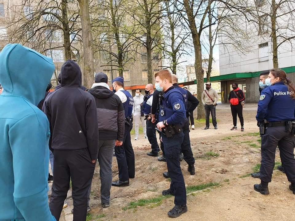 Policiers Bruxelles jeunes distribution nourriture stand blocs quartier populaire covid Philippe Close bourgmestre mesures sanitaires