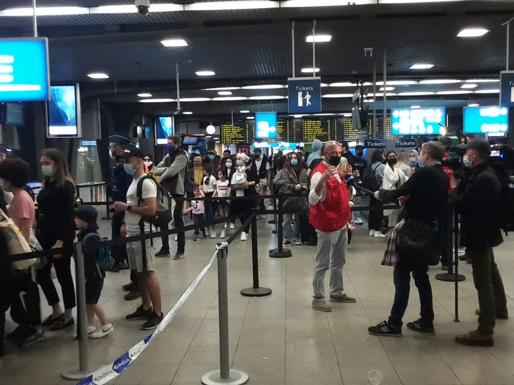 Foule vers la mer à la gare du midi de Bruxelles ce 30 mars