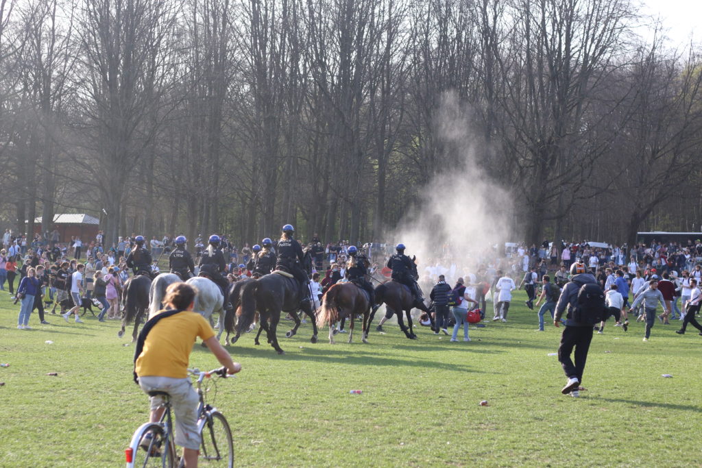 La police est intervenue ce 2 avril au bois de la Cambre de Bruxelles, chevaux en fuite et 11 arrestation violences policières