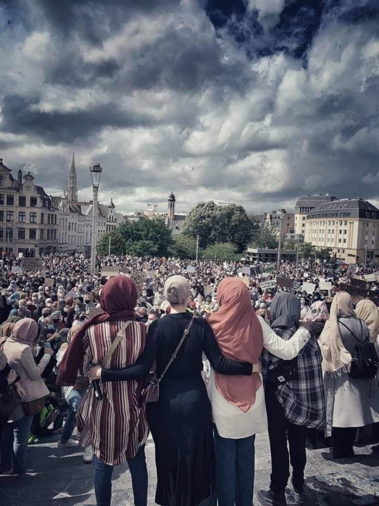 Femmes en foulard de dos., Bruxelles, 2017