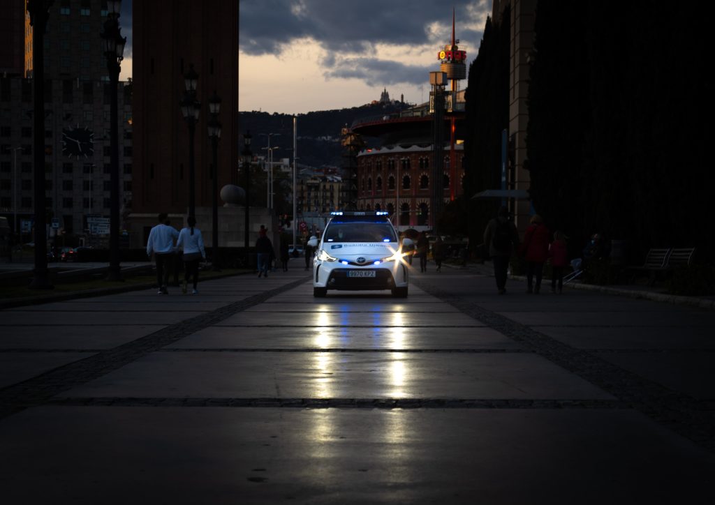 La voiture de police utilisée comme une arme.