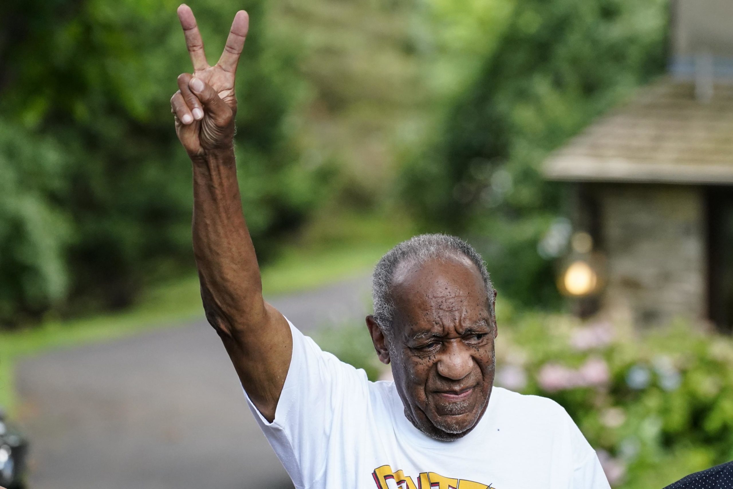Bill Cosby après sa libération fait le V de la victoire