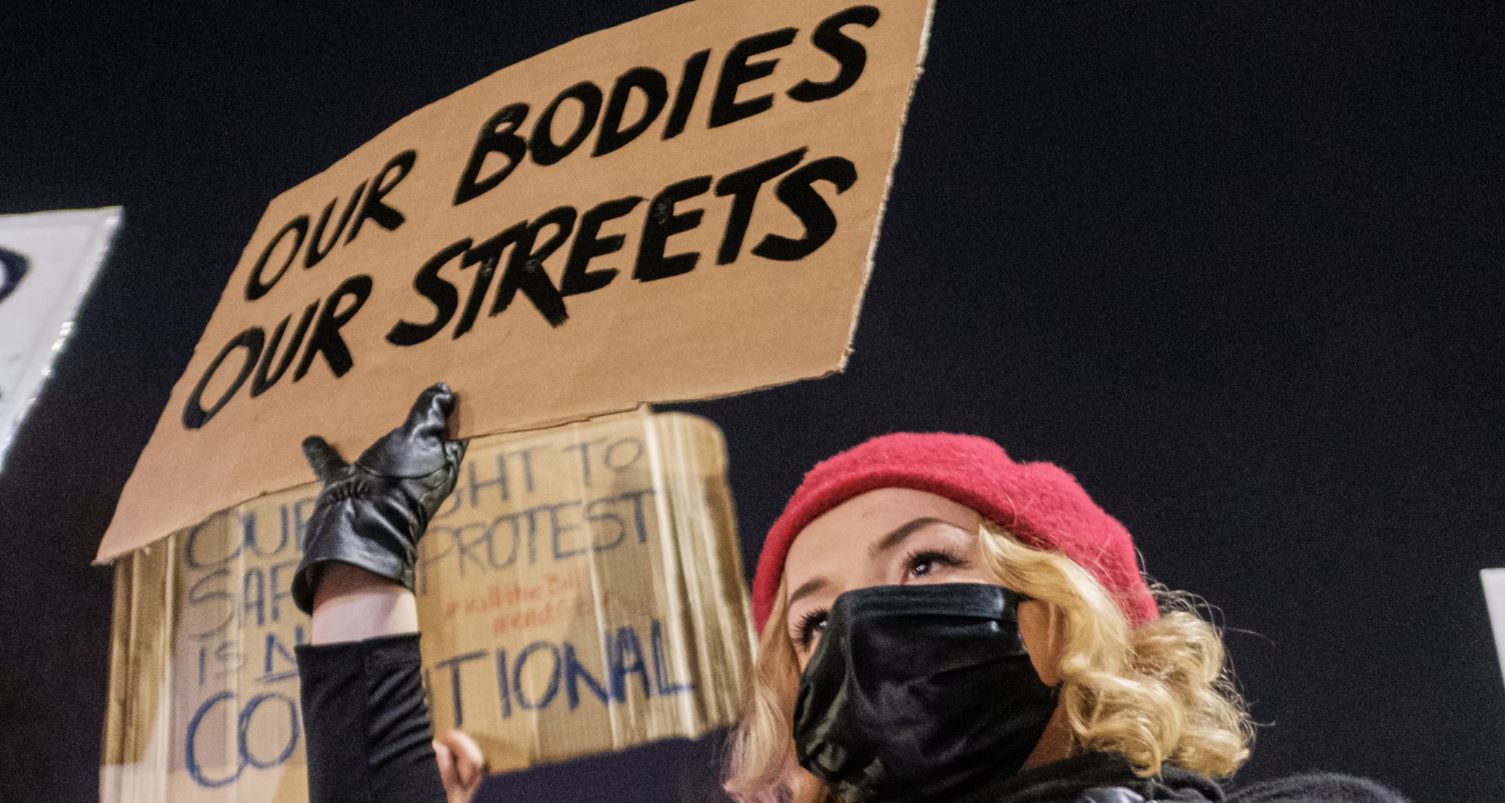 Manifestation avec un slogan 'Our bodies, our streets'