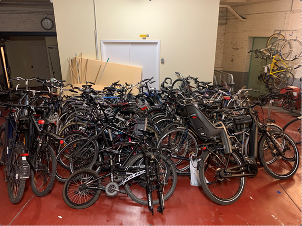 56 vélos volés retrouvés par la police à Molenbeek (Bruxelles) par des voleurs pris en flagrant délit.