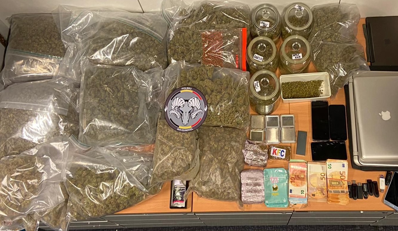 Saisie de 19 000 euros, 8,5 kg de cannabis, 900 grammes de résine de cannabis.