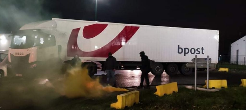 Blocage du centre de tri Bpost par des Gilets Jaunes à Fleurus (près de Charleroi, Belgique)