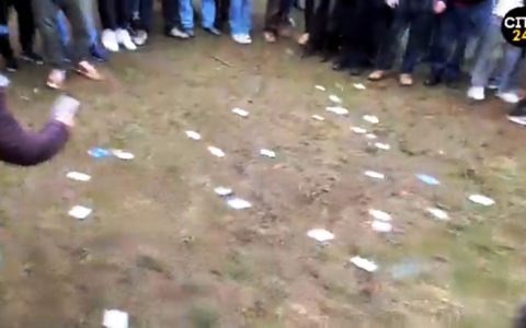 Les cartes d'identités des étudiants jetés par terre, en solidarité avec les sans-papiers.