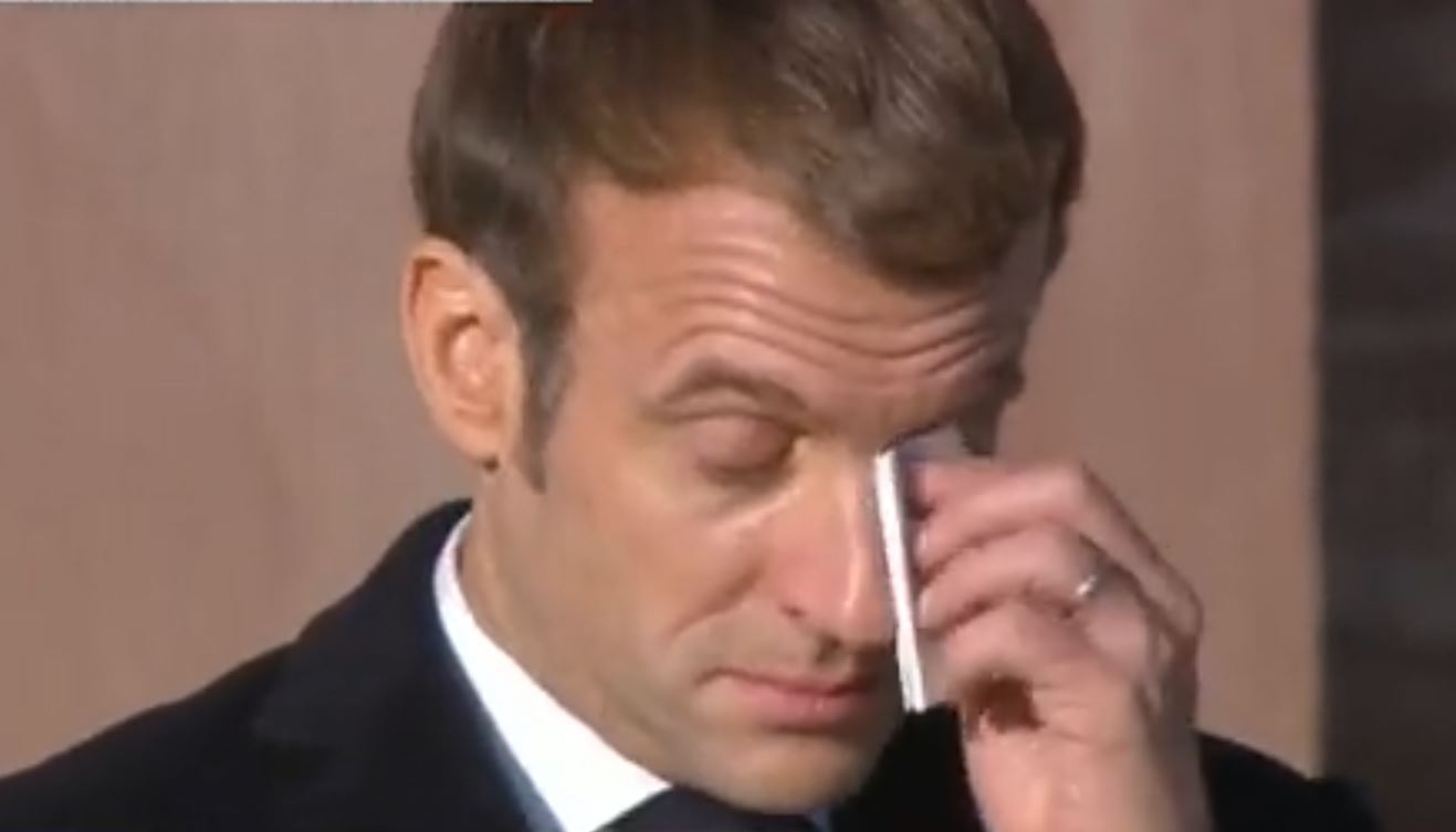 Emmanuel Macron en larmes