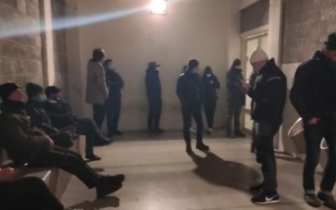 Ce dimanche 31 janvier, un journaliste de Cité24 a été arrêté par la police. Il a tourné un live en direct en cellule, à Bruxelles.