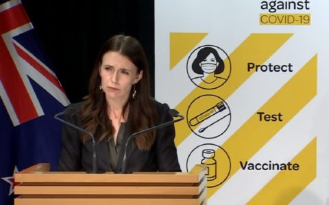 Jacinda Ardern, Première ministre de Nouvelle-Zélande, change de stratégie sanitaire contre le covid