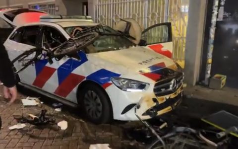 Un véhicule de la police vandaliser à Rotterdam.