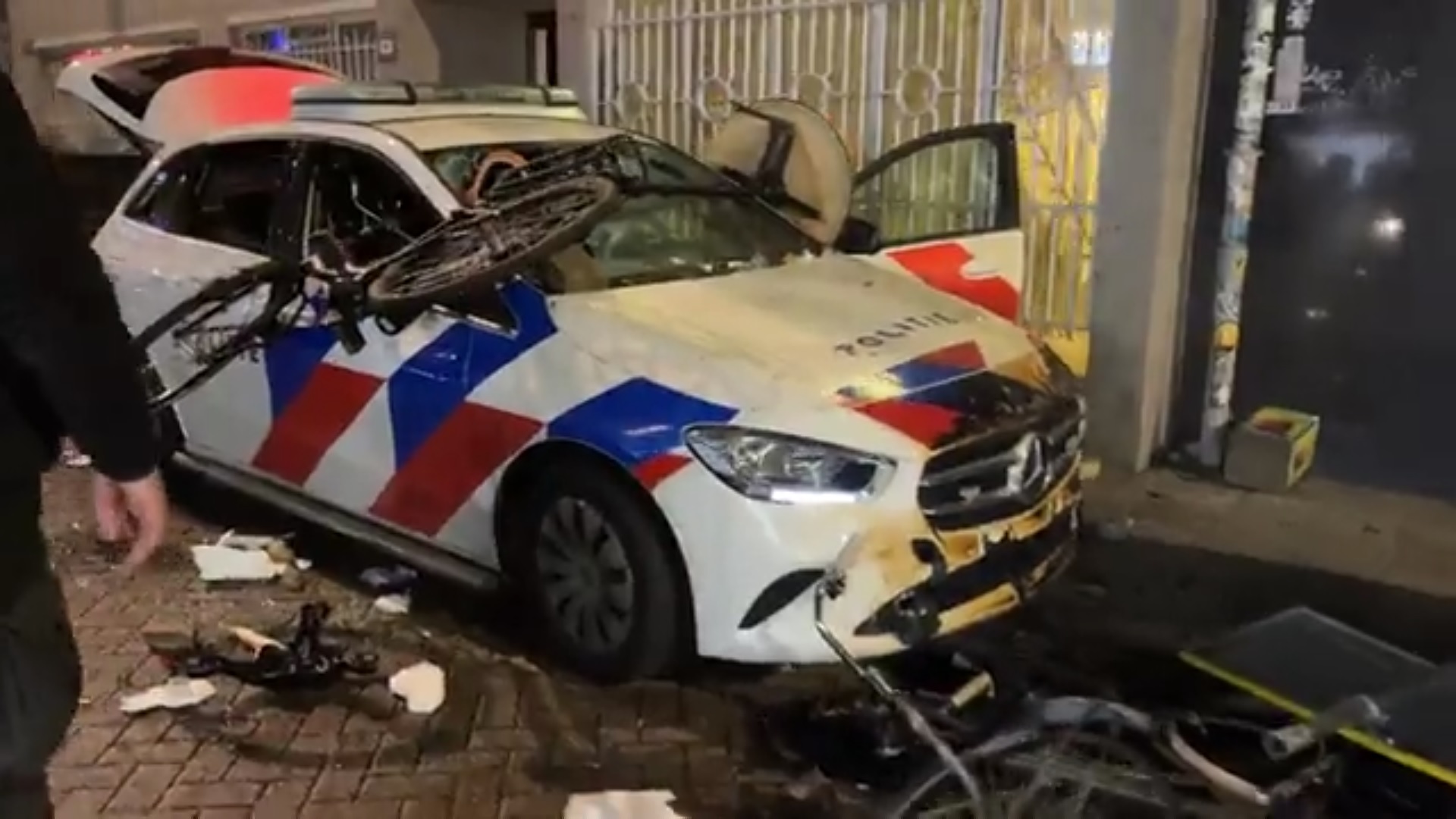 Un véhicule de la police vandaliser à Rotterdam.