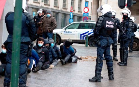 Des policiers de Bruxelles font asseoir un reporter de Cité24 dans du crottin de cheval en le privant de son matériel.
