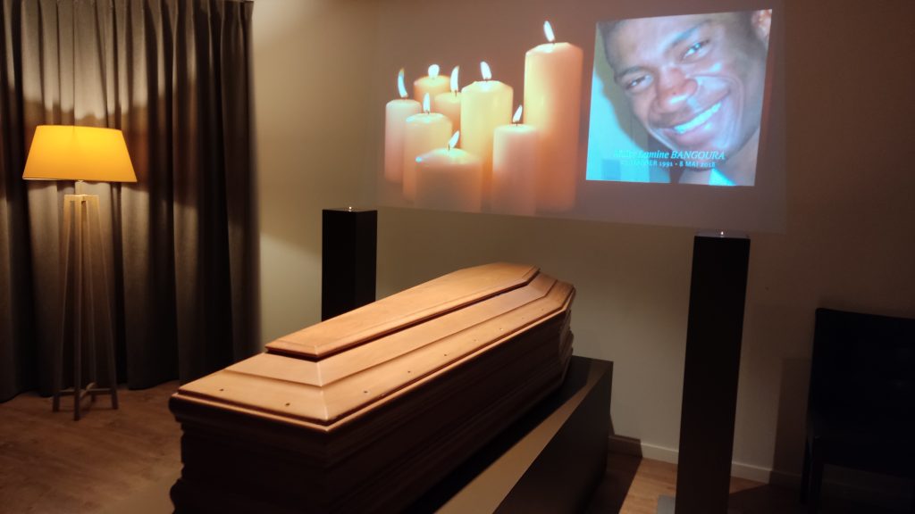 Le cercueil de Lamine reposant dans l'une des salles de cérémonie du VGB Funerals.