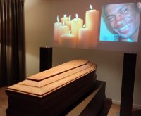 Le cercueil de Lamine reposant dans l'une des salles de cérémonie du VGB Funerals.