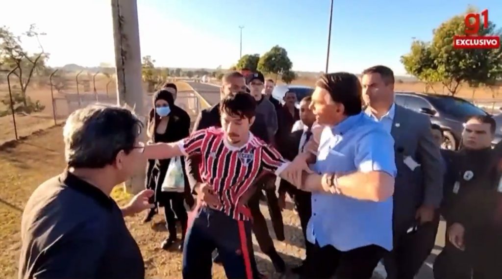 Jair Bolsonaro insulté en direct par un vidéaste.