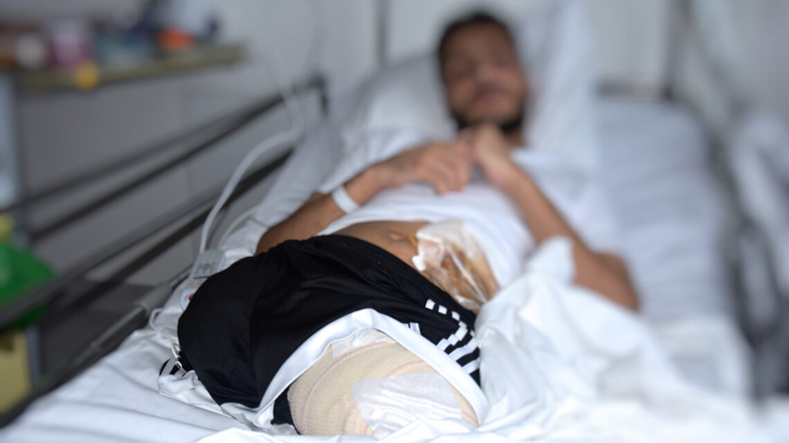 Mohamed, sans-papier sur son lit d'hôpital.