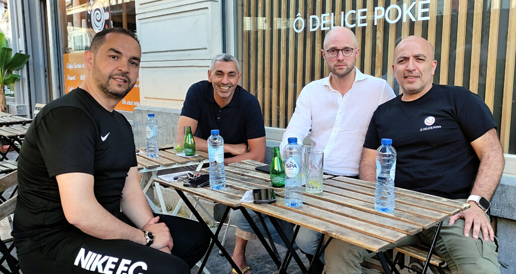 Les députés Youssef Handichi (PTB) et David Leisterh (MR) avec des commerçants du Palais du Midi.