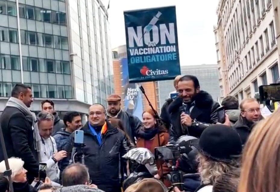 Le président de Civitas, Alain Escada (à droite), présent lors des manifestations antipass sanitaires du 21 novembre 2021 à Bruxelles.
